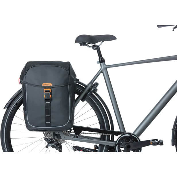 Basil fietstas dubbel Miles Tarpaulin zwart oranje 34L