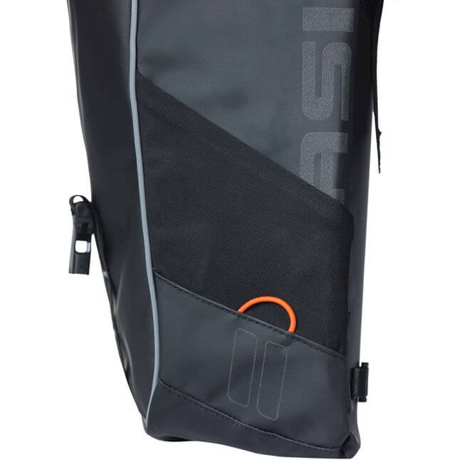 Basil fietstas dubbel Miles Tarpaulin zwart oranje 34L